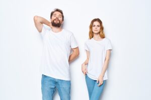 cheerful young couple in white t-shirts chatting moda Studio mockup